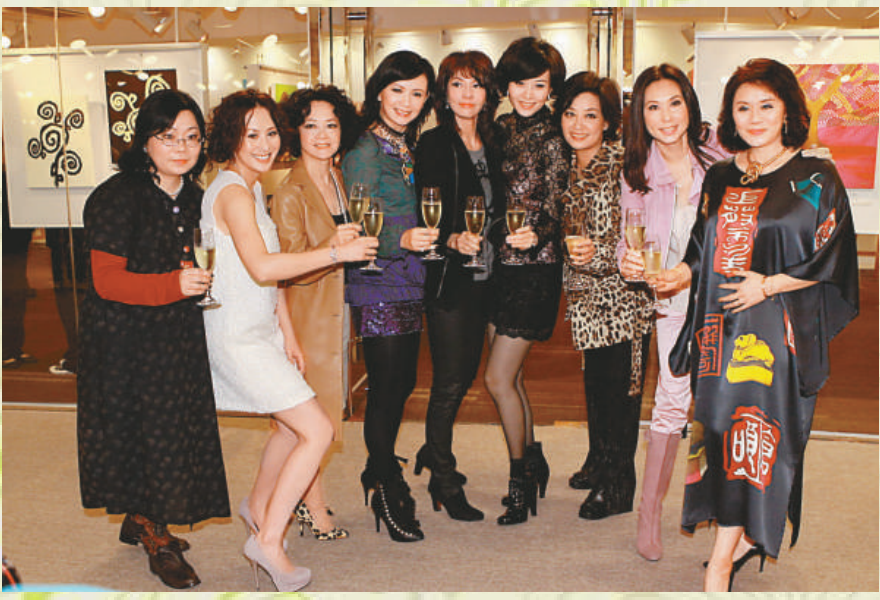 至八會成員舉杯預祝畫展順利舉行