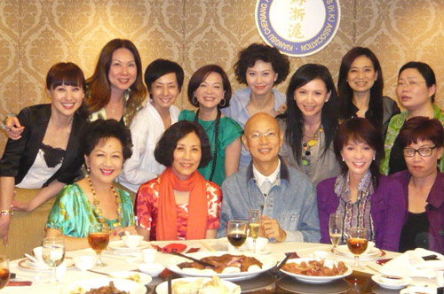 阿姐設喜宴，與好友分享喜悅