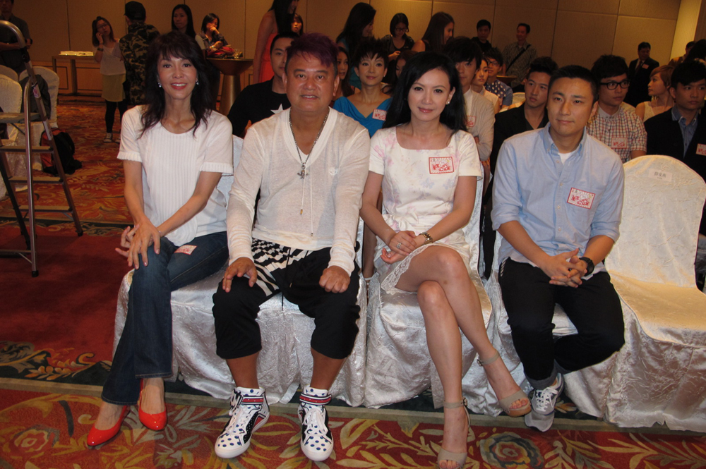 嘟姐（左起）、叻哥、曾華倩和崔建邦擔任《公益金》司儀