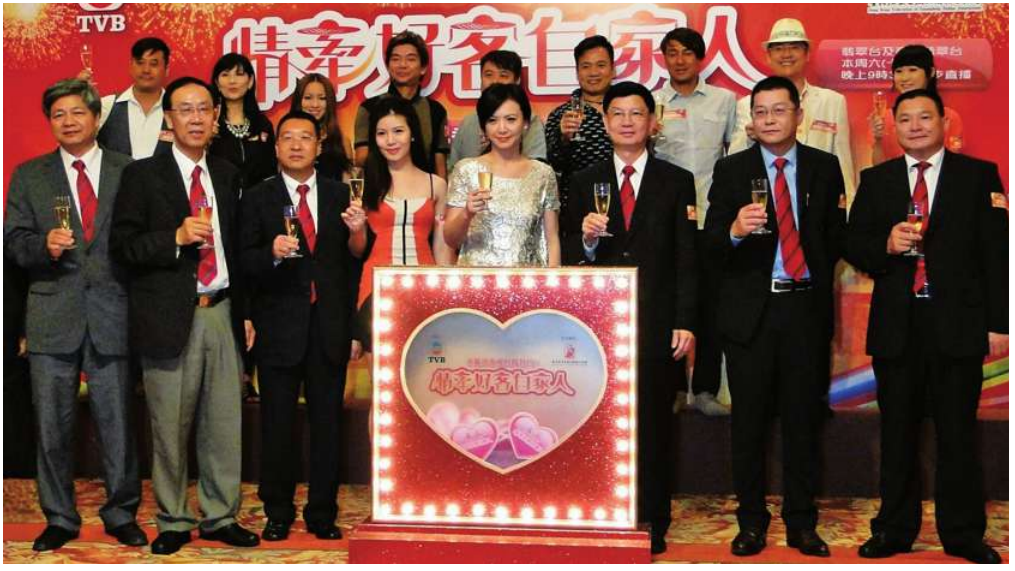 在新聞發佈會上，主席梁亮勝（左六）與客屬總會部分首長（左一至三）王觀強、簡松年、吳惠權、（左七至八）曾智明、吳火豪及一眾藝人共同祝酒