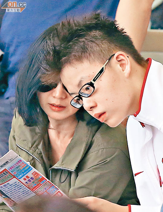 林浩賢（右）與潮媽曾華倩，齊齊睇「東方體育版」