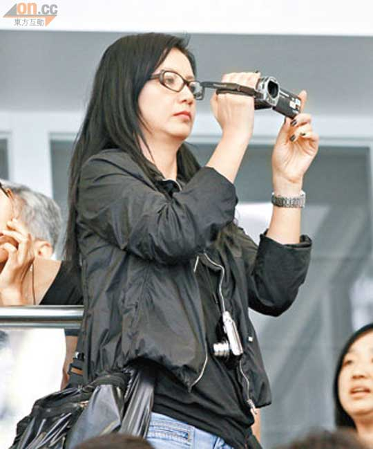 星級媽咪曾華倩親自揸機，拍低浩賢的精彩表現