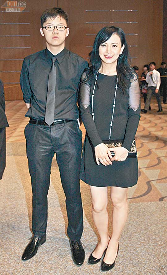 曾華倩（右）話囝囝Martin（左）嘅強項係游水