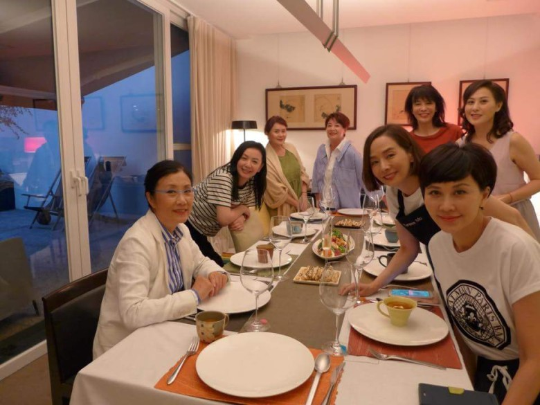 左起：汪明荃、曾華倩、林建明、鍾慧冰、毛舜筠、鄭裕玲、江欣燕及朱慧珊（前排右一）