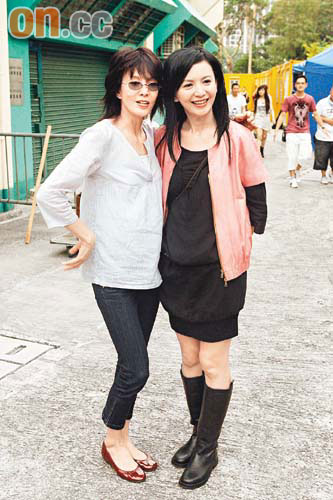 鄭裕玲（左）與曾華倩昨日出席節目拜神儀式