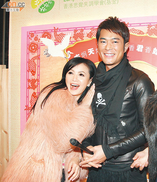 曾華倩一見古仔即摸胸抽水