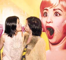 吴君如首映，好友曾华倩嘴对嘴祝贺