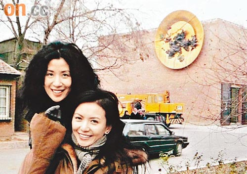 华倩与君如因润肤霜未能随身带上机，即疯狂搽Cream，真是搞笑