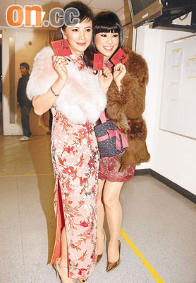 杏儿（右）与华倩大派百元红包，出手比阿姐更为阔绰