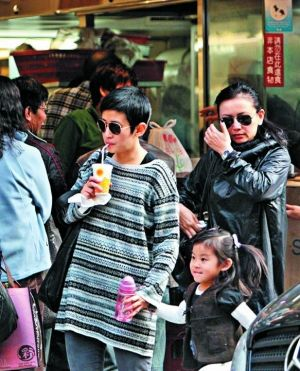 吴君如带女儿和曾华倩逛街