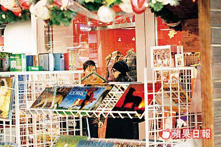 曾華倩（右）在店員推介下，選購了巨型兒童英文圖書