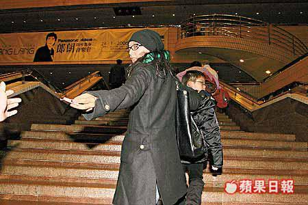 曾華倩帶同兒子欣賞郎朗音樂會，低調急步入場