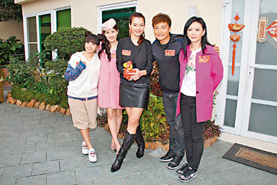 曾華倩、方力申、呂慧儀、張美妮及糖妹演出《家家有喜事》