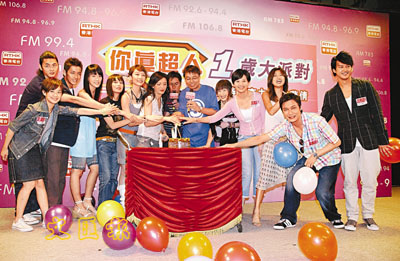 李力持、曾華倩主持電台節目一周年，老友上節目齊齊慶祝