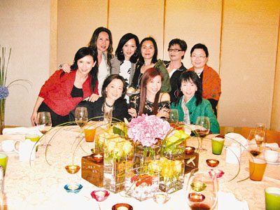 後排左起：寇鴻萍、顧紀筠、林建明、鍾慧冰、施惠珍。前排左起：曾華倩、查小欣、楊寶玲、鄭裕玲